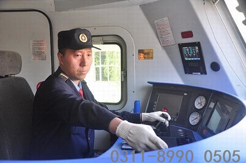 鐵路學校火車司機專業學生怎么考司機證？