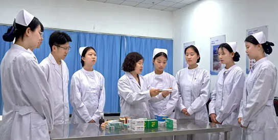 初中起點(diǎn)護(hù)理專業(yè)的課程難度大嗎？